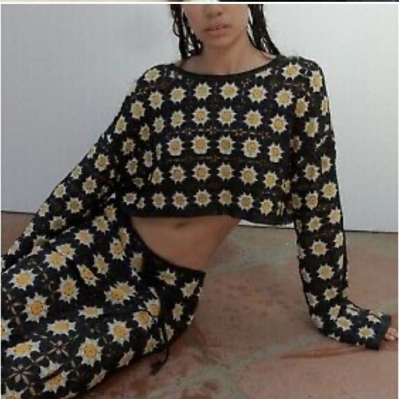 Industry Black and Yellow grannysquare Floral Knit Sweater L - Picture 9 of 9